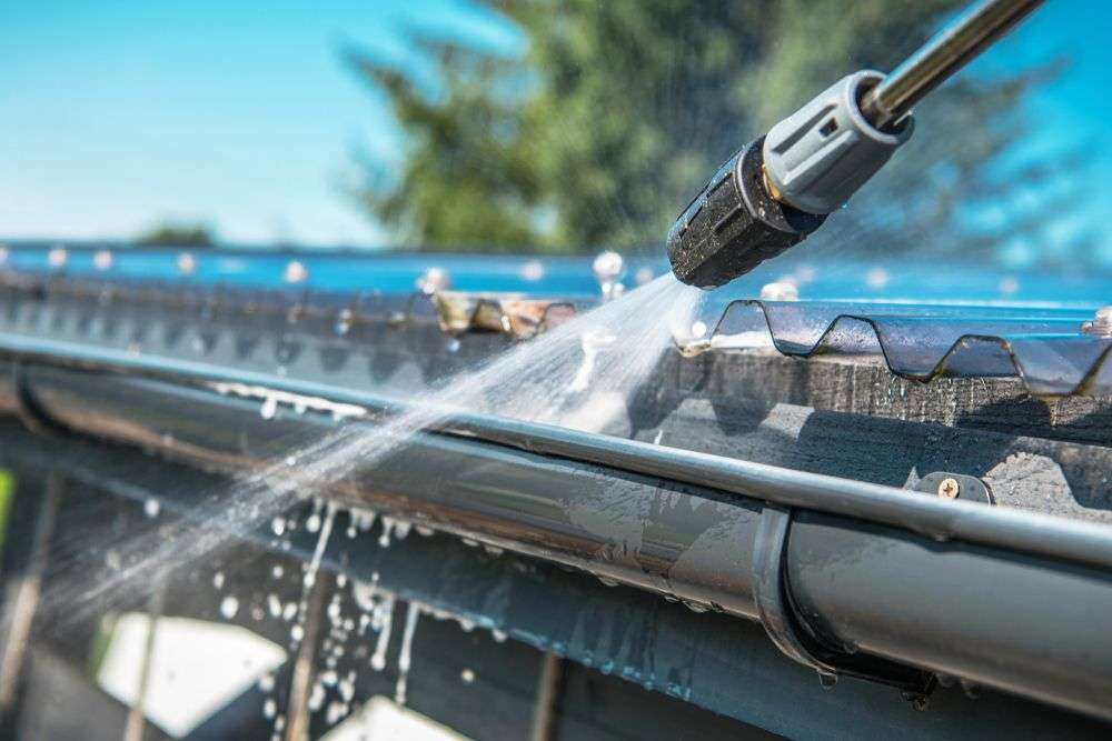 Reinigen van een dakgoot in Zaltbommel